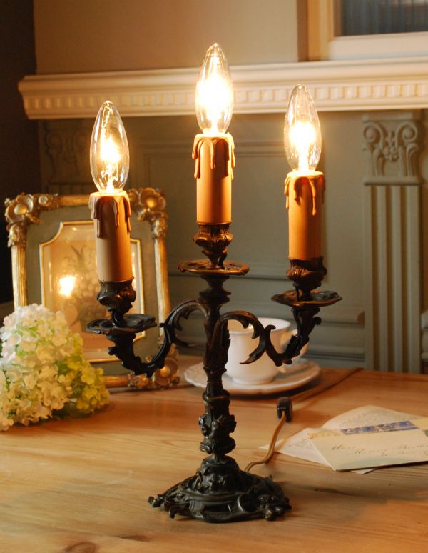 スタンドライト 照明・ライティング アンティークの風合いがあるアイアンのテーブルシャンデリア。季節や気分に合わせて、シェードを被せて楽しむ事も出来ます。(d-1187-z)
