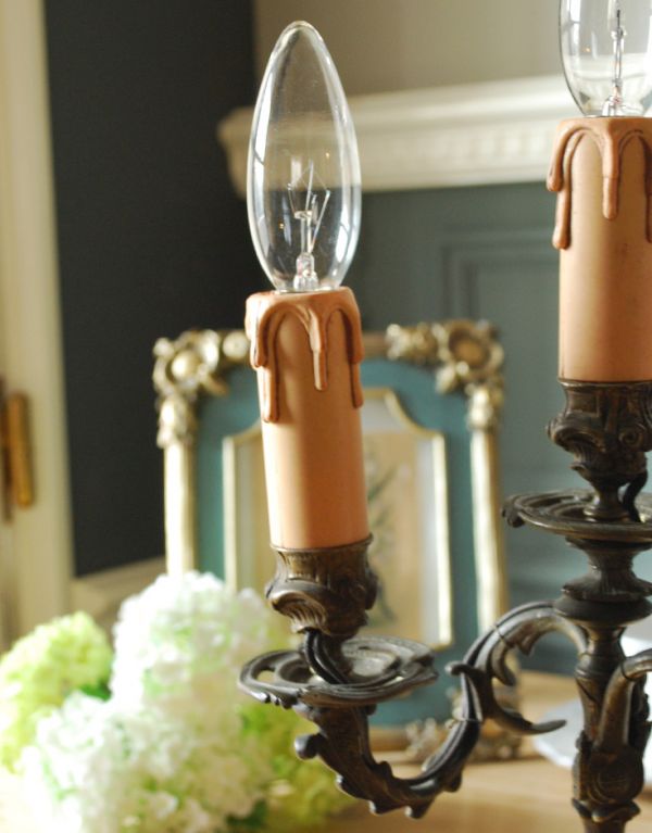 スタンドライト 照明・ライティング アンティークの風合いがあるアイアンのテーブルシャンデリア。本物のキャンドルのように仕上げたデザインです。(d-1187-z)