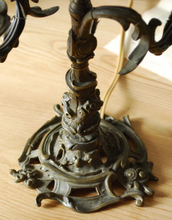 スタンドライト 照明・ライティング アンティークの風合いがあるアイアンのテーブルシャンデリア。お花がモチーフになったアイアン。(d-1187-z)