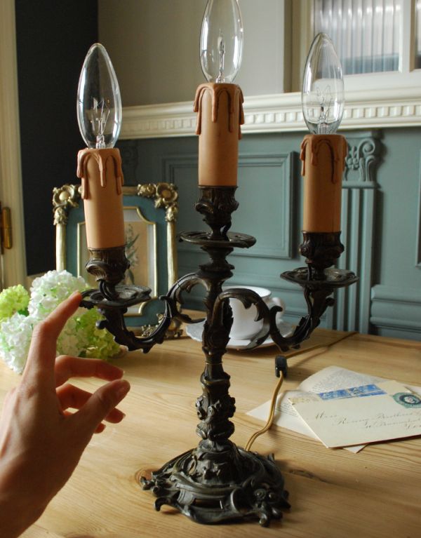 スタンドライト 照明・ライティング アンティークの風合いがあるアイアンのテーブルシャンデリア。土台は重みもあるので、しっかりとした安定感があります。(d-1187-z)