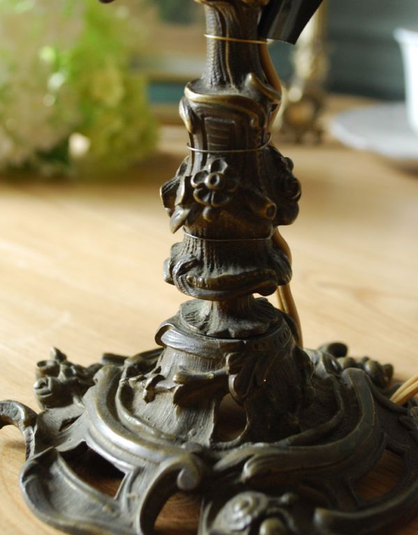 スタンドライト 照明・ライティング アンティークの風合いがあるアイアンのテーブルシャンデリア。立体感があって生き生きした飾り。(d-1187-z)