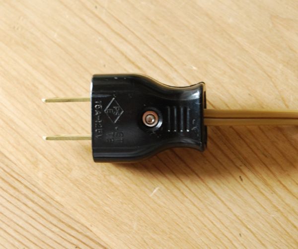 スタンドライト 照明・ライティング アンティークの風合いがあるアイアンのテーブルシャンデリア。コンセントの先端はこんな感じ。(d-1187-z)