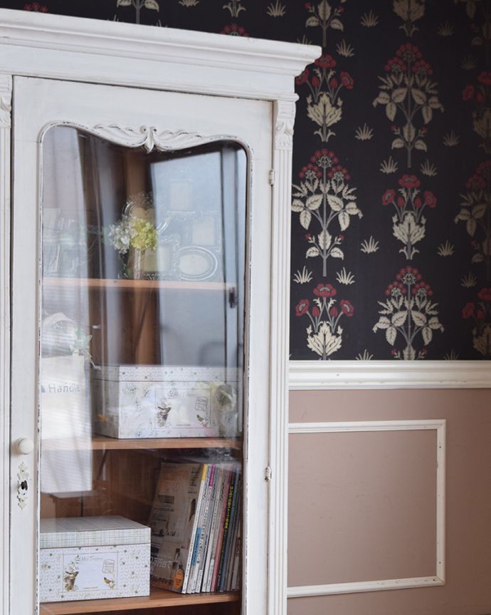 アンティークのキャビネット　アンティーク家具　装飾が可愛いアンティーク家具、ペイントのフレンチガラスキャビネット。ガラス越しに中をのぞいてみると･･･昔、作られたアンティークのガラスは今のものと違ってゆらめきがあります。(d-1188-f-1)