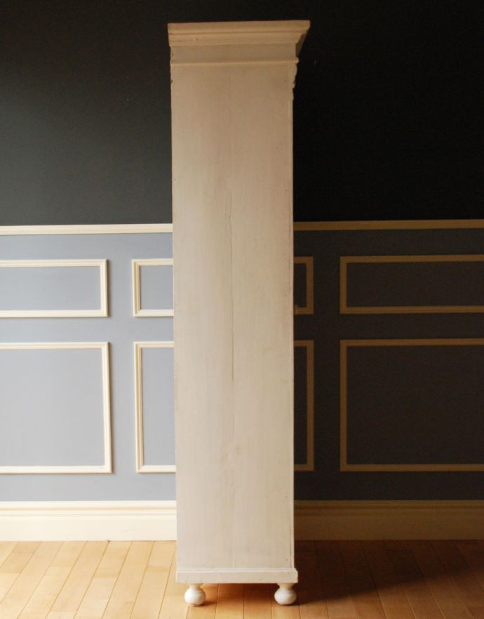 アンティークのキャビネット　アンティーク家具　装飾が可愛いアンティーク家具、ペイントのフレンチガラスキャビネット。横から見てもステキもちろん、横から見られることも考えて、しっかり修復してあります。(d-1188-f-1)