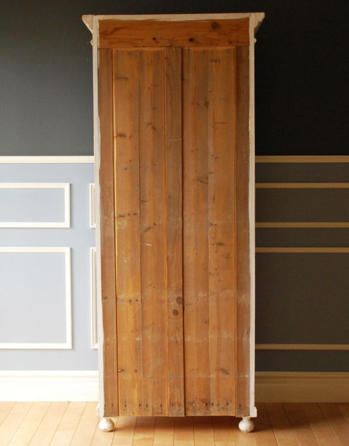 アンティークのキャビネット　アンティーク家具　装飾が可愛いアンティーク家具、ペイントのフレンチガラスキャビネット。後ろ姿もキレイですアンティークは新品ではないので、もちろん経年変化によるキズはありますが、専門の職人がキレイにお直しをしているので、後ろ姿までキレイです。(d-1188-f-1)