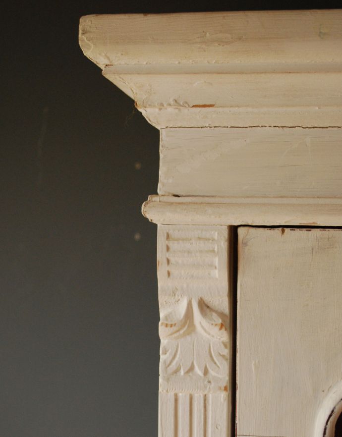 アンティークのキャビネット　アンティーク家具　装飾が可愛いアンティーク家具、ペイントのフレンチガラスキャビネット。惚れ惚れしちゃう美しさこんなに堅い無垢材に一体どうやって彫ったんだろう？と不思議になるくらい細かい彫にうっとりです。(d-1188-f-1)