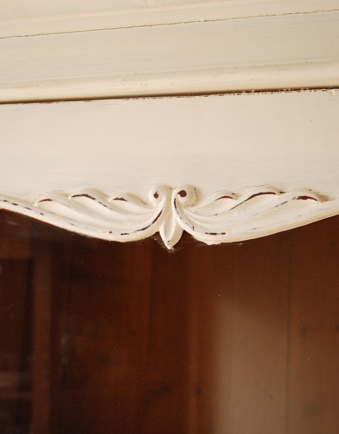 アンティークのキャビネット　アンティーク家具　装飾が可愛いアンティーク家具、ペイントのフレンチガラスキャビネット。いろんな場所にこだわり彫のデザインもいろいろです。(d-1188-f-1)