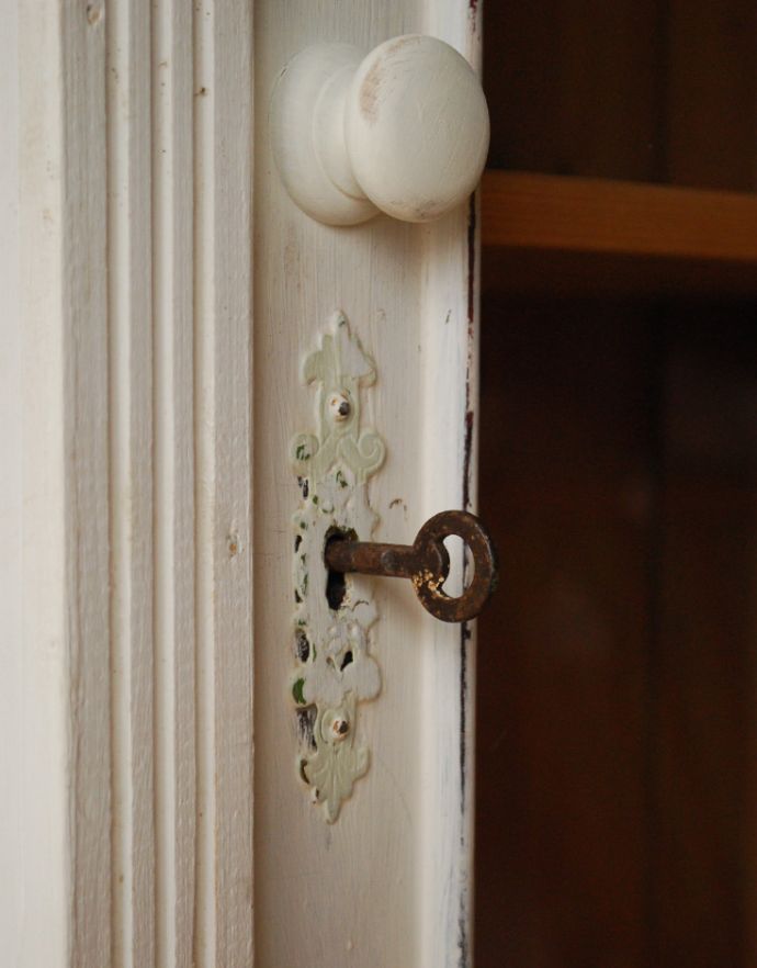 アンティークのキャビネット　アンティーク家具　装飾が可愛いアンティーク家具、ペイントのフレンチガラスキャビネット。開ける度にワクワク･･･取っ手もアンティークらしいデザイン。(d-1188-f-1)