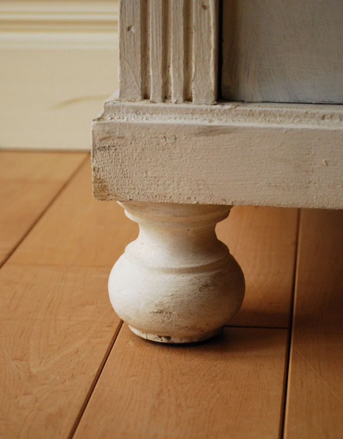 アンティークのキャビネット　アンティーク家具　装飾が可愛いアンティーク家具、ペイントのフレンチガラスキャビネット。女性1人でラクラク運べちゃう仕掛けHandleのアンティークは、脚の裏にフェルトキーパーをお付けしています。(d-1188-f-1)