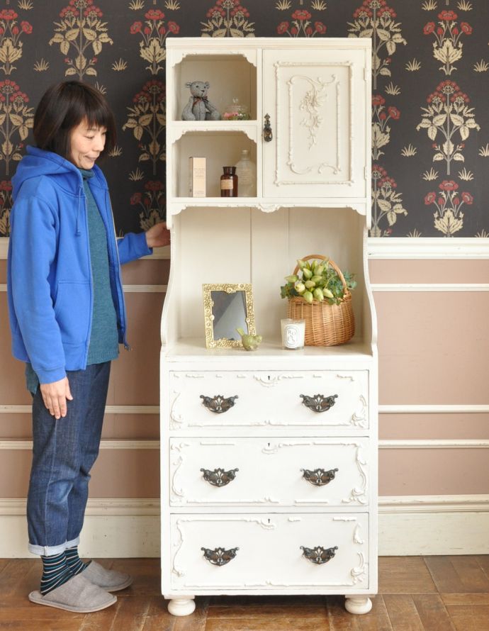 アンティークのキャビネット アンティーク家具 フランスの美しいアンティーク家具、憧れのペイント仕上げのキャビネット。リビングで実用的に使えます。(d-1189-f)