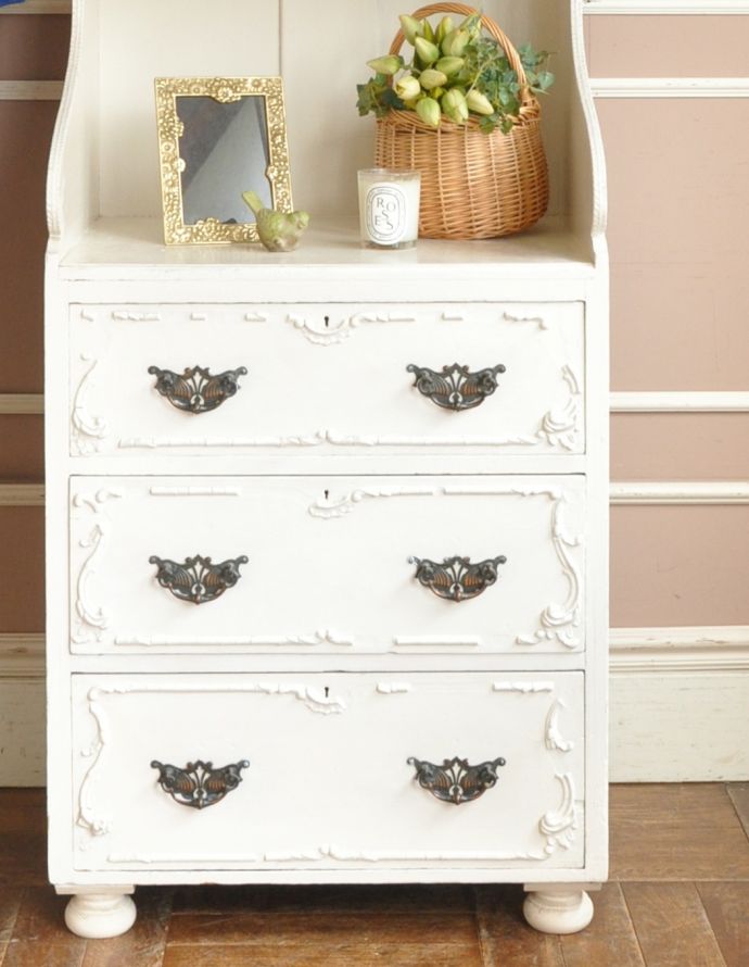 アンティークのキャビネット アンティーク家具 フランスの美しいアンティーク家具、憧れのペイント仕上げのキャビネット。ペイントの温かい雰囲気で居心地抜群のお部屋になります。(d-1189-f)