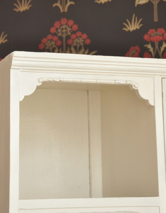 アンティークのキャビネット アンティーク家具 フランスの美しいアンティーク家具、憧れのペイント仕上げのキャビネット。棚の中も同じペイントで仕上がっています。(d-1189-f)