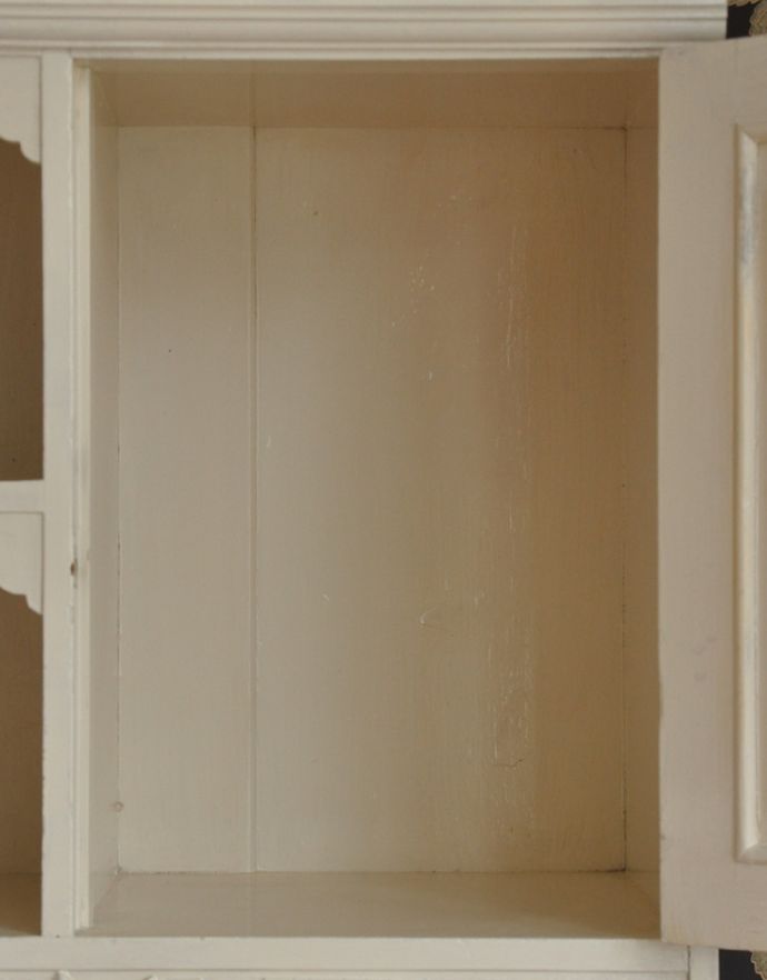 アンティークのキャビネット アンティーク家具 フランスの美しいアンティーク家具、憧れのペイント仕上げのキャビネット。扉の中は棚板もないので雑誌や、花瓶など高さのあるアイテムも収納できます。(d-1189-f)