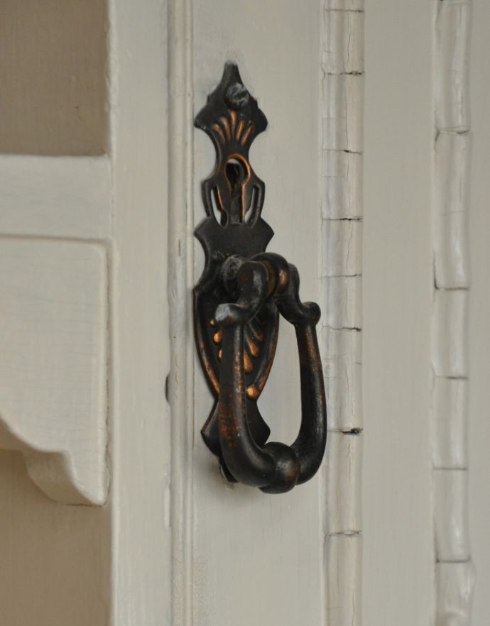 アンティークのキャビネット アンティーク家具 フランスの美しいアンティーク家具、憧れのペイント仕上げのキャビネット。扉の取っ手も、形、装飾共に言うことなしの美しいデザイン。(d-1189-f)