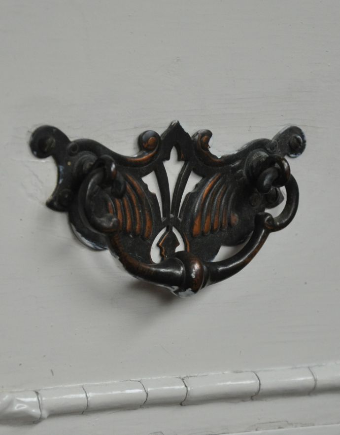 アンティークのキャビネット アンティーク家具 フランスの美しいアンティーク家具、憧れのペイント仕上げのキャビネット。味わい深い取っ手から、時間の流れを感じることができます。(d-1189-f)