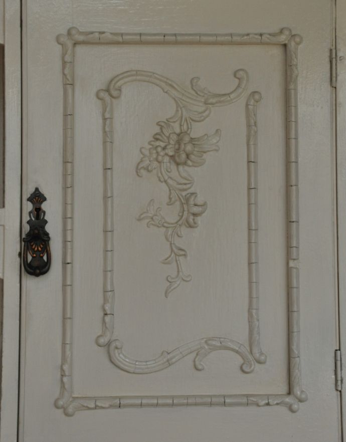 アンティークのキャビネット アンティーク家具 フランスの美しいアンティーク家具、憧れのペイント仕上げのキャビネット。美しい彫にうっとり。(d-1189-f)