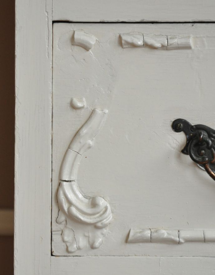 アンティークのキャビネット アンティーク家具 フランスの美しいアンティーク家具、憧れのペイント仕上げのキャビネット。アンティークは新品ではないので、経年変化によるキズはありますが、専門の職人によって目立たないようにキレイにお直しをしています。(d-1189-f)