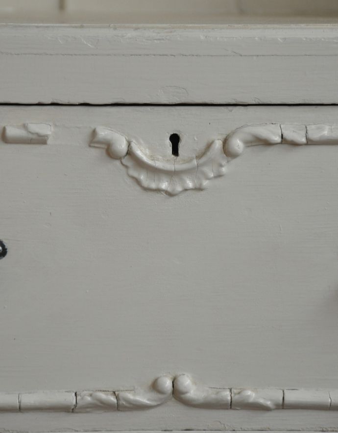 アンティークのキャビネット アンティーク家具 フランスの美しいアンティーク家具、憧れのペイント仕上げのキャビネット。鍵穴も可愛いポイントです。(d-1189-f)