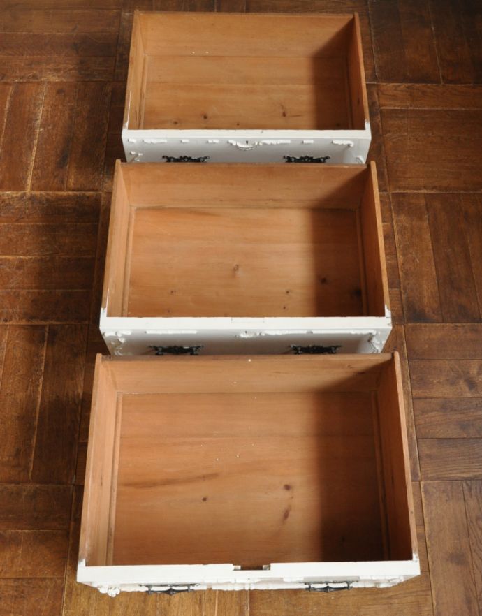 アンティークのキャビネット アンティーク家具 フランスの美しいアンティーク家具、憧れのペイント仕上げのキャビネット。引き出しが3杯あります。(d-1189-f)