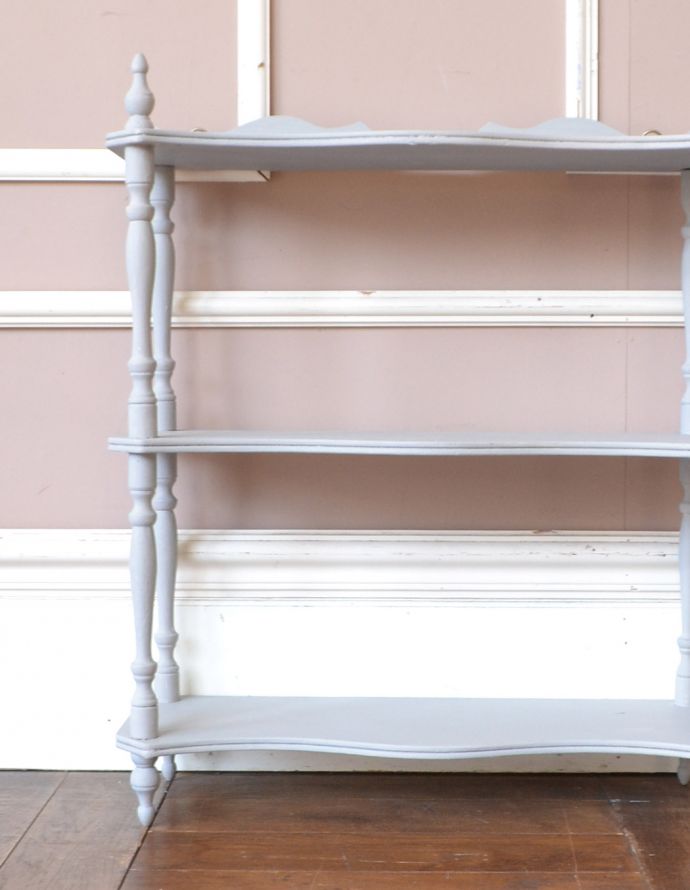 ウォールシェルフ・ウォールハンガー　アンティーク家具　フランス便で到着した、かたちも色もお洒落なウォールシェルフ（ペイント仕上げ）。リビングやキッチンの飾り棚にしたり、子供部屋に飾って本やおもちゃを置いても可愛いです。(d-1199-f)