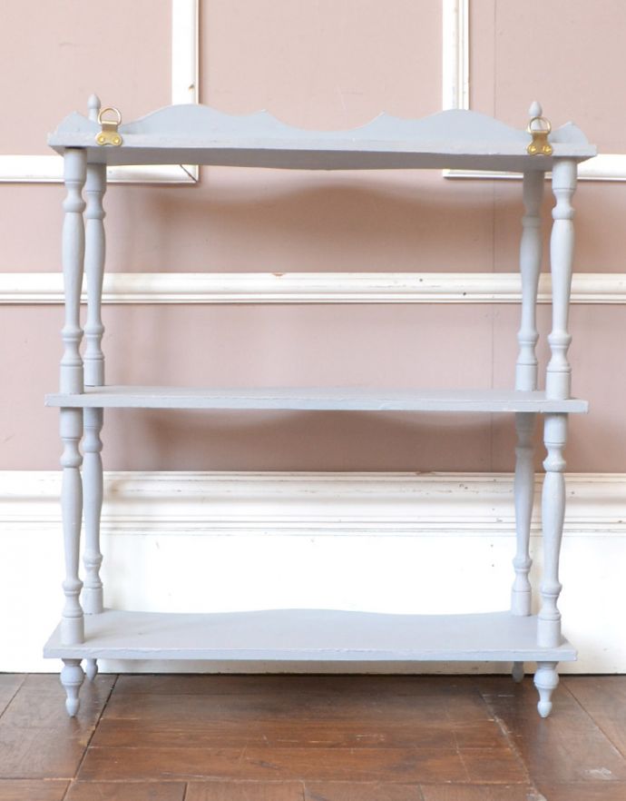 ウォールシェルフ・ウォールハンガー　アンティーク家具　フランス便で到着した、かたちも色もお洒落なウォールシェルフ（ペイント仕上げ）。アンティークは新品ではないので、経年変化によるキズはありますが、専門の職人によって目立たないようにキレイにお直しをしています。(d-1199-f)