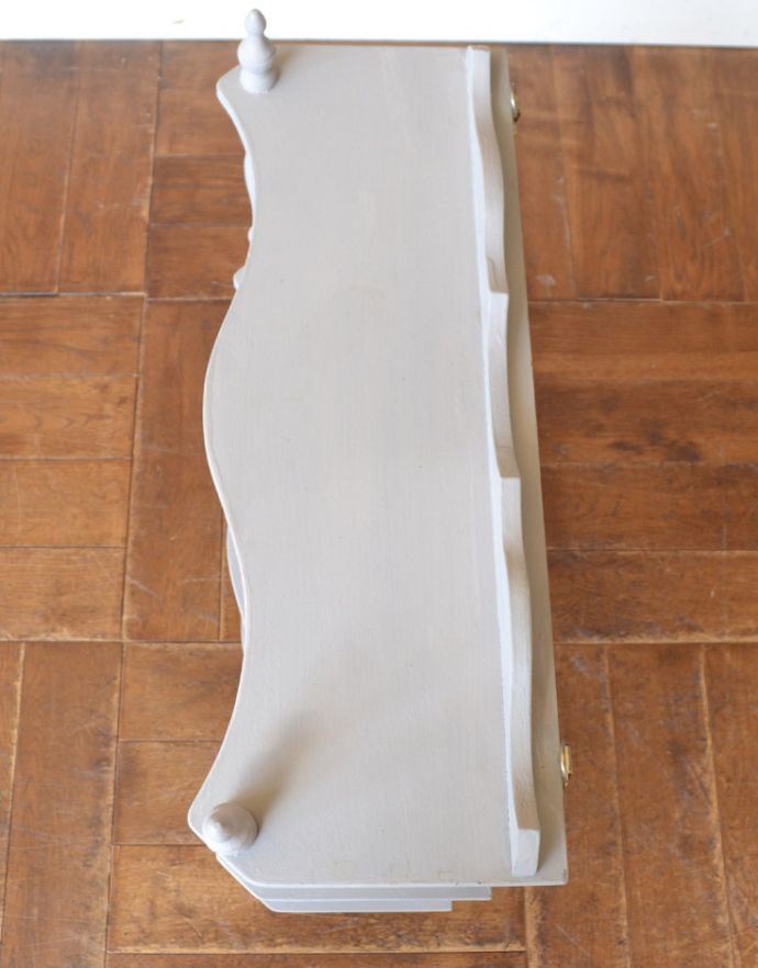 ウォールシェルフ・ウォールハンガー　アンティーク家具　フランス便で到着した、かたちも色もお洒落なウォールシェルフ（ペイント仕上げ）。アンティークのペイントの風合いをお楽しみください。(d-1199-f)