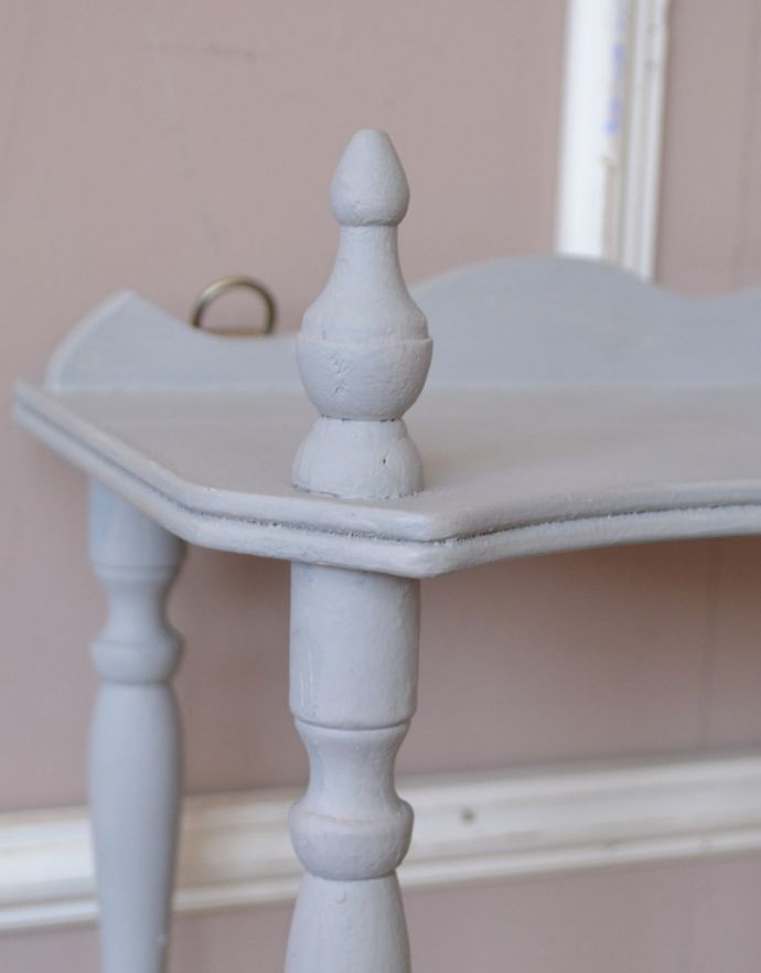 ウォールシェルフ・ウォールハンガー　アンティーク家具　フランス便で到着した、かたちも色もお洒落なウォールシェルフ（ペイント仕上げ）。しっかりお直ししてありますので、長くお使いいただけます。(d-1199-f)