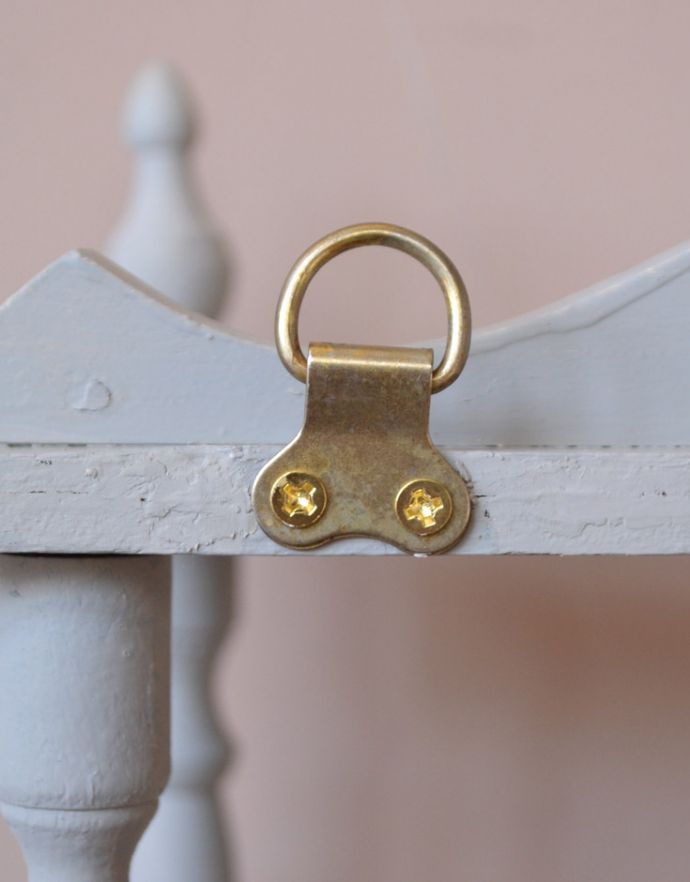ウォールシェルフ・ウォールハンガー　アンティーク家具　フランス便で到着した、かたちも色もお洒落なウォールシェルフ（ペイント仕上げ）。写真のような金具が２ヶ所にあります。(d-1199-f)