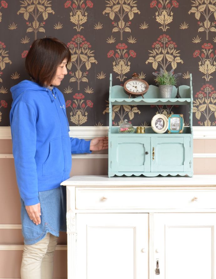 ウォールシェルフ・ウォールハンガー　アンティーク家具　爽やかなカラーでペイントされたアンティークスモールキャビネット。玄関の鍵置きに。(d-1200-f)