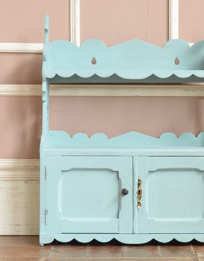 ウォールシェルフ・ウォールハンガー　アンティーク家具　爽やかなカラーでペイントされたアンティークスモールキャビネット。フリルのようなカッティングがとってもキュートですよね。(d-1200-f)