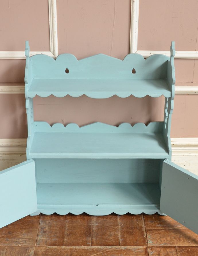 ウォールシェルフ・ウォールハンガー　アンティーク家具　爽やかなカラーでペイントされたアンティークスモールキャビネット。扉内も綺麗にペイントされています。(d-1200-f)