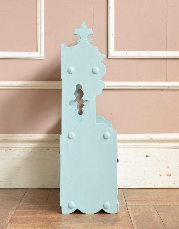 ウォールシェルフ・ウォールハンガー　アンティーク家具　爽やかなカラーでペイントされたアンティークスモールキャビネット。ペイントがアンティークらしい味があります。(d-1200-f)