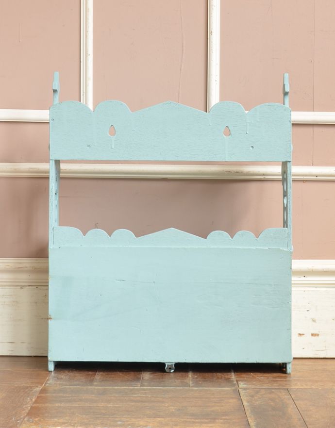 ウォールシェルフ・ウォールハンガー　アンティーク家具　爽やかなカラーでペイントされたアンティークスモールキャビネット。アンティークは新品ではないので、経年変化によるキズはありますが、専門の職人によって目立たないようにキレイにお直しをしています。(d-1200-f)