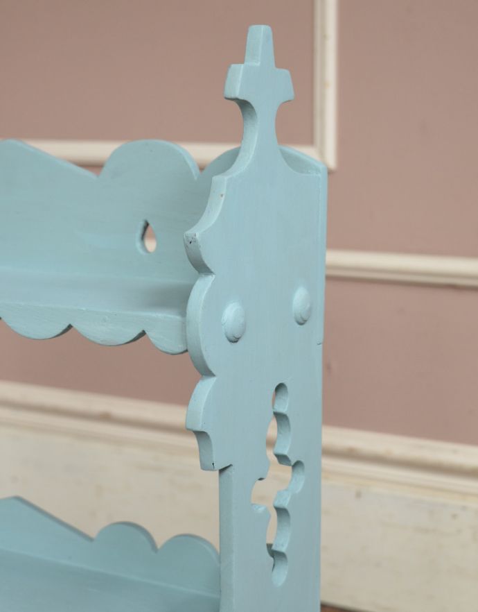 ウォールシェルフ・ウォールハンガー　アンティーク家具　爽やかなカラーでペイントされたアンティークスモールキャビネット。とってもオシャレなカッティング！。(d-1200-f)