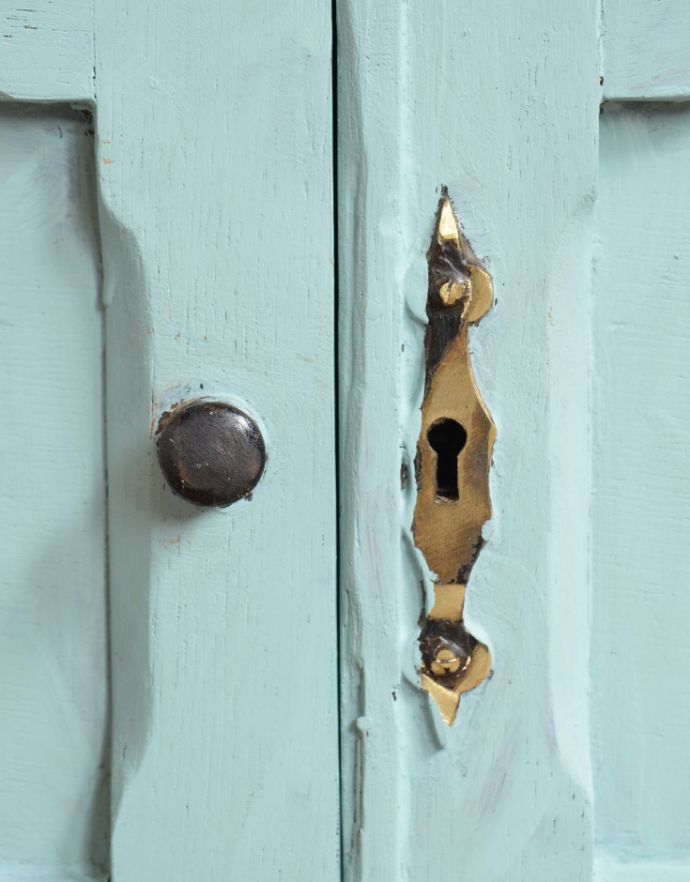 ウォールシェルフ・ウォールハンガー　アンティーク家具　爽やかなカラーでペイントされたアンティークスモールキャビネット。扉には、丸い取っ手が付いています。(d-1200-f)