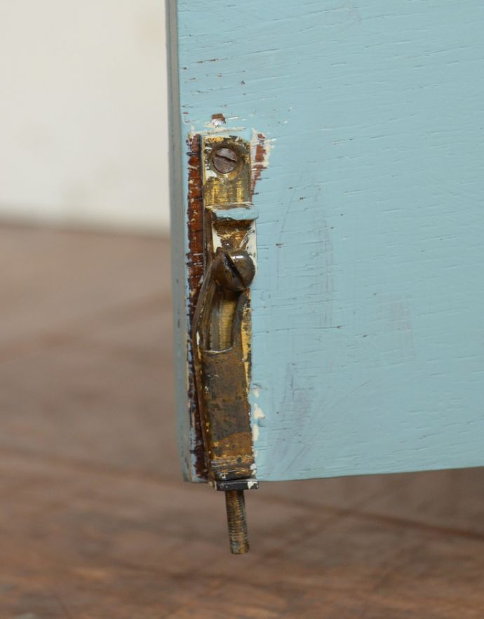 ウォールシェルフ・ウォールハンガー　アンティーク家具　爽やかなカラーでペイントされたアンティークスモールキャビネット。左側の扉には、内側にドアストッパーが付いています。(d-1200-f)