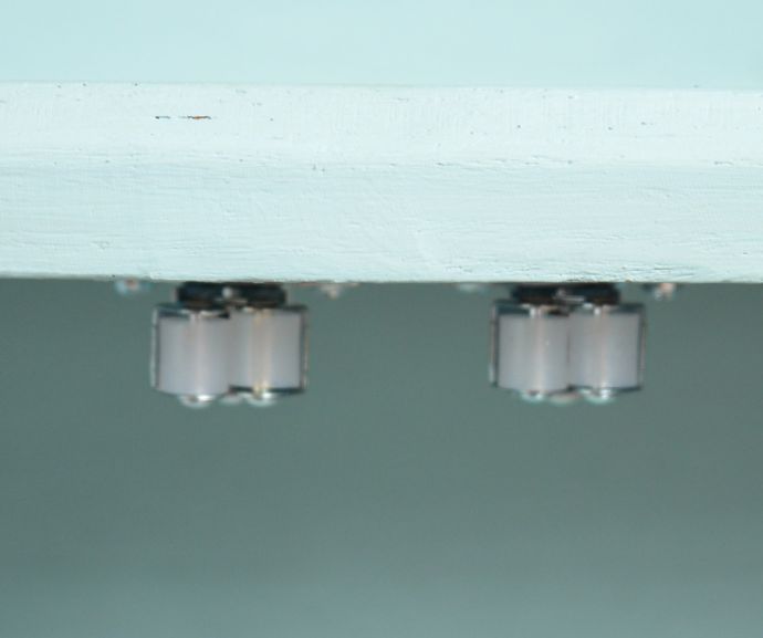 ウォールシェルフ・ウォールハンガー　アンティーク家具　爽やかなカラーでペイントされたアンティークスモールキャビネット。ローラーキャッチャーも付いているので、扉の開閉はスムーズです。(d-1200-f)