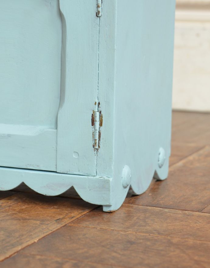 ウォールシェルフ・ウォールハンガー　アンティーク家具　爽やかなカラーでペイントされたアンティークスモールキャビネット。脚元にまでこだわったカッティングが施されています。(d-1200-f)