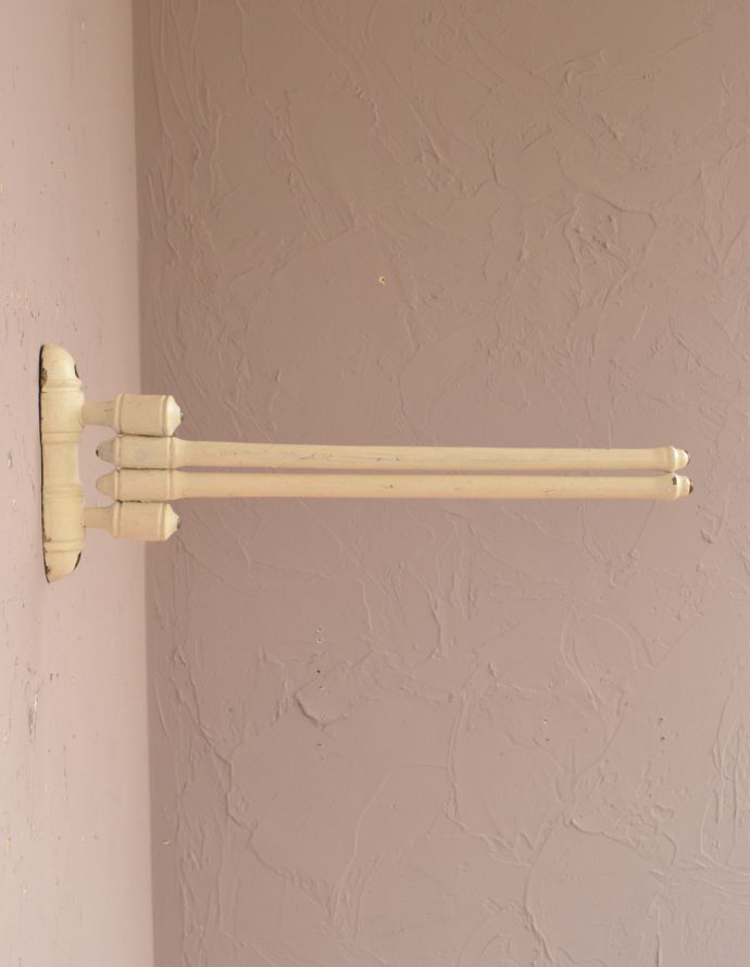 ウォールシェルフ・ウォールハンガー　アンティーク家具　フランスのアンティーク雑貨、ペイント仕上げのキッチンクロスハンガー（タオルハンガー）。いろんな場所でいろんな用途で使えるアンティーク見た目も可愛いので、普通だったら隠したくなるタオル掛けも、みんなに見せたくなるくらいオシャレなんです。(d-1209-f)