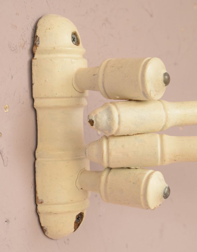 ウォールシェルフ・ウォールハンガー　アンティーク家具　フランスのアンティーク雑貨、ペイント仕上げのキッチンクロスハンガー（タオルハンガー）。壁に取り付け出来ます。(d-1209-f)