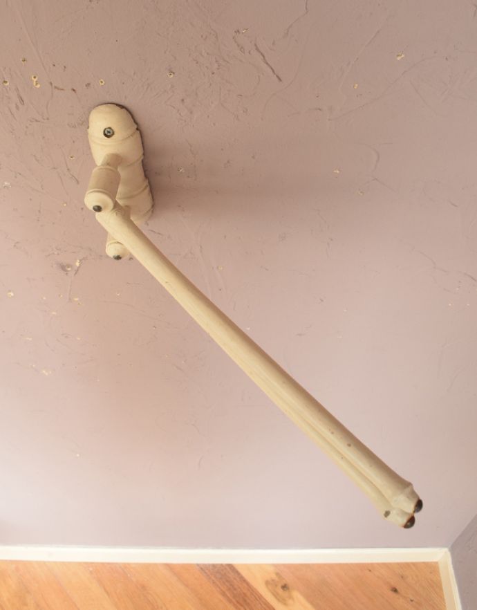 ウォールシェルフ・ウォールハンガー　アンティーク家具　フランスのアンティーク雑貨、ペイント仕上げのキッチンクロスハンガー（タオルハンガー）。思わずほっこりしちゃう可愛いデザインぬくもりある雰囲気を作ってくれるアンティークらしいデザイン。(d-1209-f)