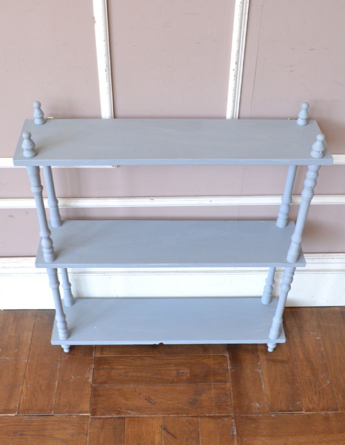 ウォールシェルフ・ウォールハンガー アンティーク家具 どこにでも置ける手頃なアンティーク家具、ペイント仕上げのウォールシェルフ。壁のオシャレを楽しみましょう壁に取り付けるだけでなんだかワクワクしちゃう可愛らしさ。(d-1213-f)