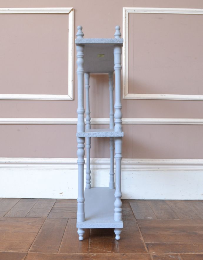 ウォールシェルフ・ウォールハンガー アンティーク家具 どこにでも置ける手頃なアンティーク家具、ペイント仕上げのウォールシェルフ。横から見ると、こんなデザインですもちろん横顔だってキレイ!どこから見ても壁に映えてまるで絵のような雰囲気です。(d-1213-f)