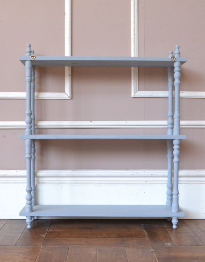 ウォールシェルフ・ウォールハンガー アンティーク家具 どこにでも置ける手頃なアンティーク家具、ペイント仕上げのウォールシェルフ。後ろ側を見てみると・・・アンティークは新品ではないので、もちろん経年変化によるキズはありますが、壁に付ける部分も職人がキレイに修復したので、安心してお使いください。(d-1213-f)