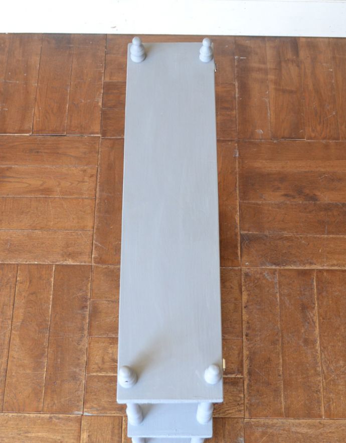 ウォールシェルフ・ウォールハンガー アンティーク家具 どこにでも置ける手頃なアンティーク家具、ペイント仕上げのウォールシェルフ。上から見ると天板もこんな感じで、きちんと仕上げました。(d-1213-f)