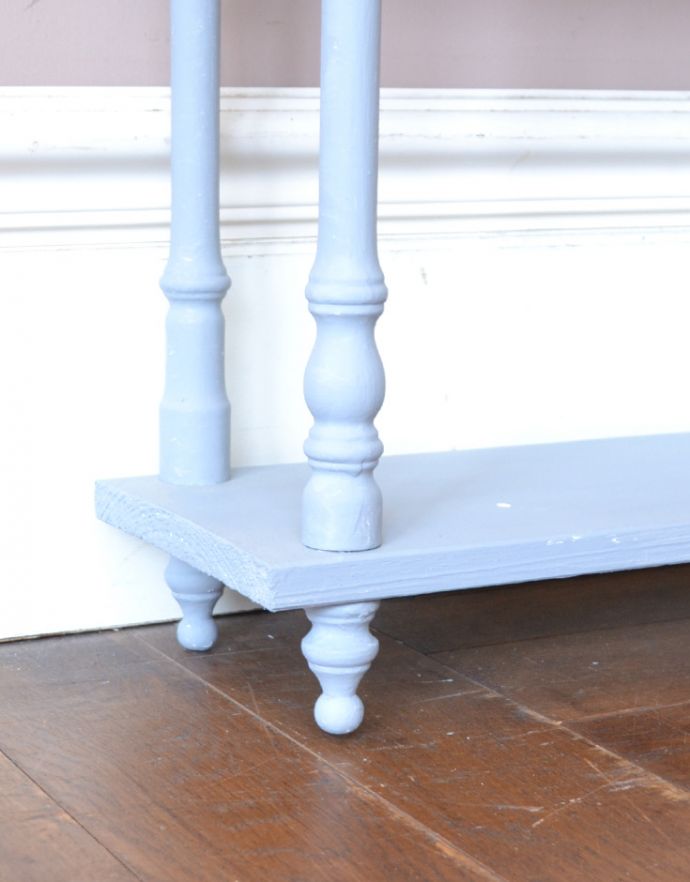 ウォールシェルフ・ウォールハンガー アンティーク家具 どこにでも置ける手頃なアンティーク家具、ペイント仕上げのウォールシェルフ。脚付きなので置いても使えます。(d-1213-f)