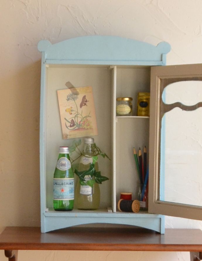 ウォールキャビネット　アンティーク家具　ガラスのデザインがお洒落なアンティークスモールキャビネット。パリのアパルトマン気分で使える小さなフランスの家具やっぱり一番の魅力はフランスらしい色使い。(d-1214-f)