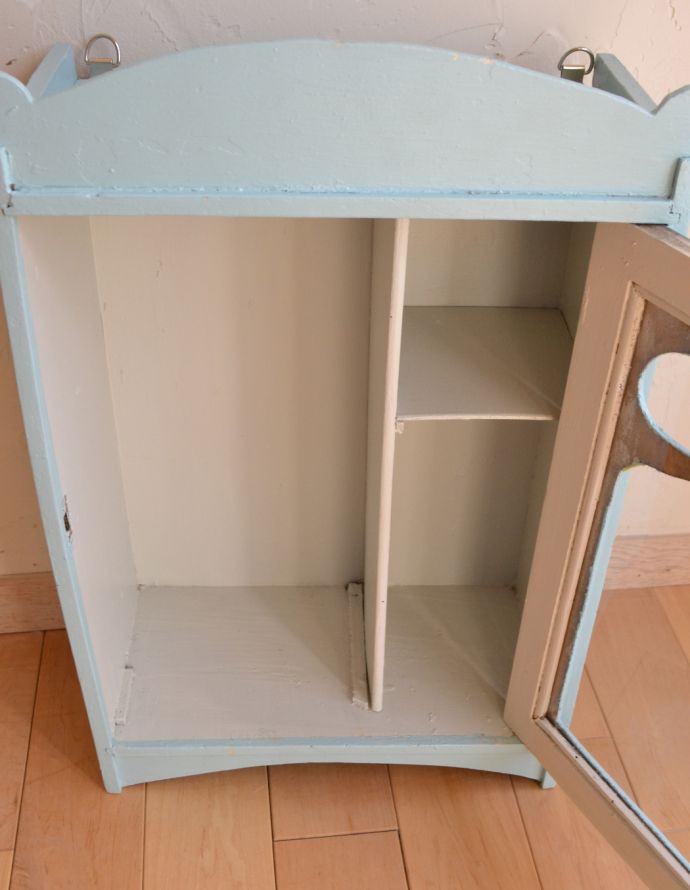 ウォールキャビネット　アンティーク家具　ガラスのデザインがお洒落なアンティークスモールキャビネット。扉を開けてみると、こんな感じです小さいからと言って、修復に妥協はしません！アンティークの風合いだけ残してキレイに修復してあります。(d-1214-f)