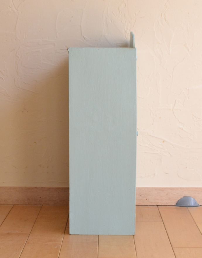 ウォールキャビネット　アンティーク家具　ガラスのデザインがお洒落なアンティークスモールキャビネット。横顔だって美しい正面だけじゃなく横もキレイに修復してあります。(d-1214-f)