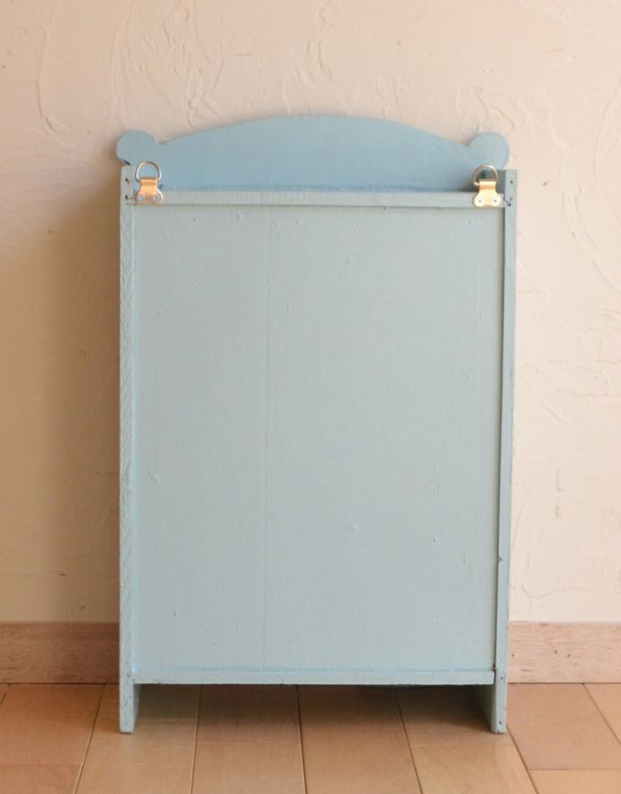 ウォールキャビネット　アンティーク家具　ガラスのデザインがお洒落なアンティークスモールキャビネット。後ろ姿も見て下さい。(d-1214-f)